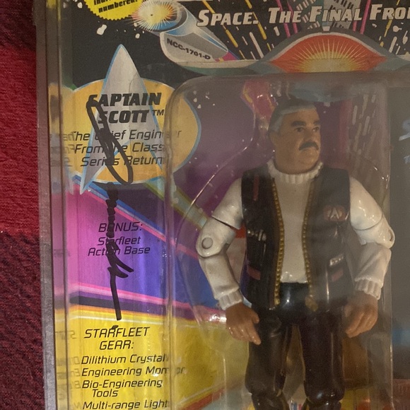 Star Trek the Next Generation CAPTAIN SCOTT( AUTOGRAPHED) in MINT Condition - Picture 2 of 8